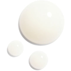 Chanel N°1 de Chanel Revitalizing Eye Serum in 15ml bottle, close-up of the elegant packaging and applicator tip.