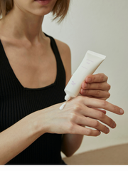 De mi flor Fleurage Hand Cream 40ml, a luxury beauty product with floral packaging and creamy texture for soft hands.