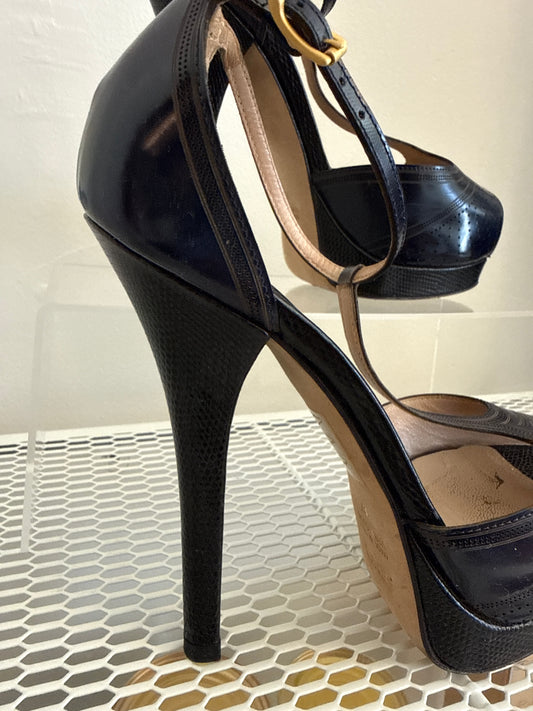 Fendi peep toe pumps in size 37, stylish black shoes with a sleek design and pointed toe, perfect for elegant occasions.