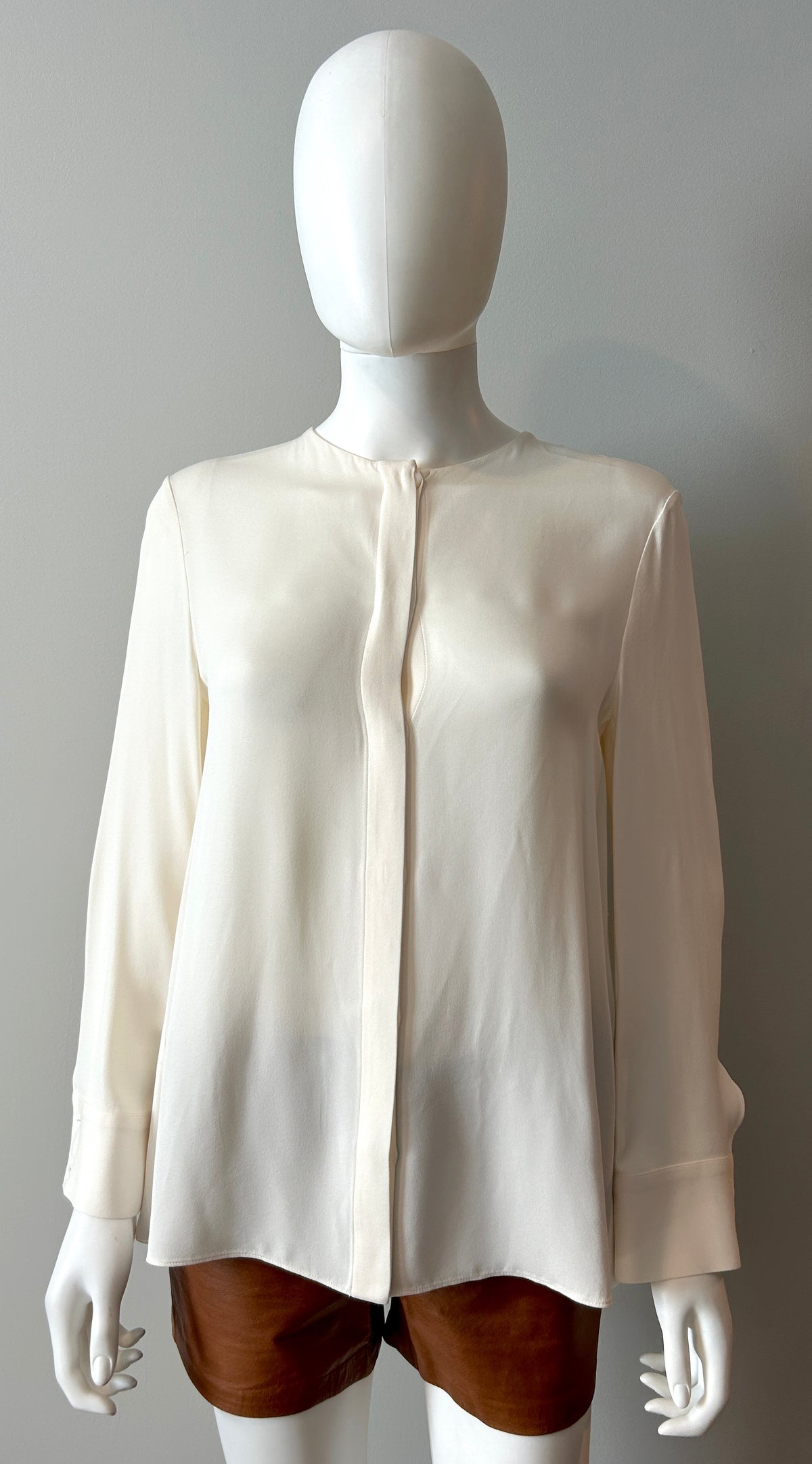 Fendi cream blouse size 40/6, elegant women’s clothing with soft fabric and stylish design, displayed on a hanger.