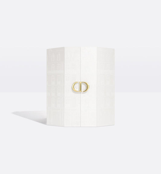Dior Le Mini 30 Montaigne gift set with beauty products including perfume bottles and accessories, all elegantly arranged.